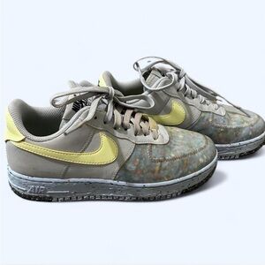 Nike Air Sneakers with Yellow and Multicolor Design 💛